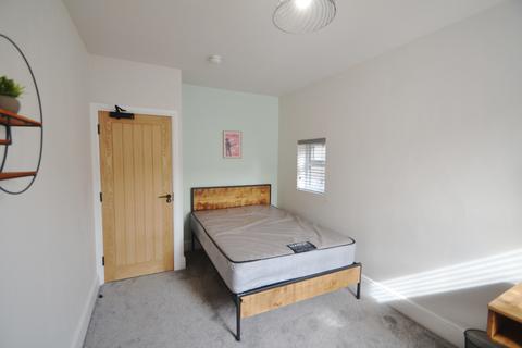 6 bedroom terraced house to rent, Rusholme Place, Manchester M14