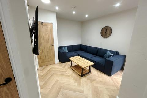 6 bedroom terraced house to rent, Rusholme Place, Manchester M14