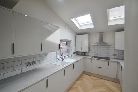 6 bedroom terraced house to rent, Rusholme Place, Manchester M14
