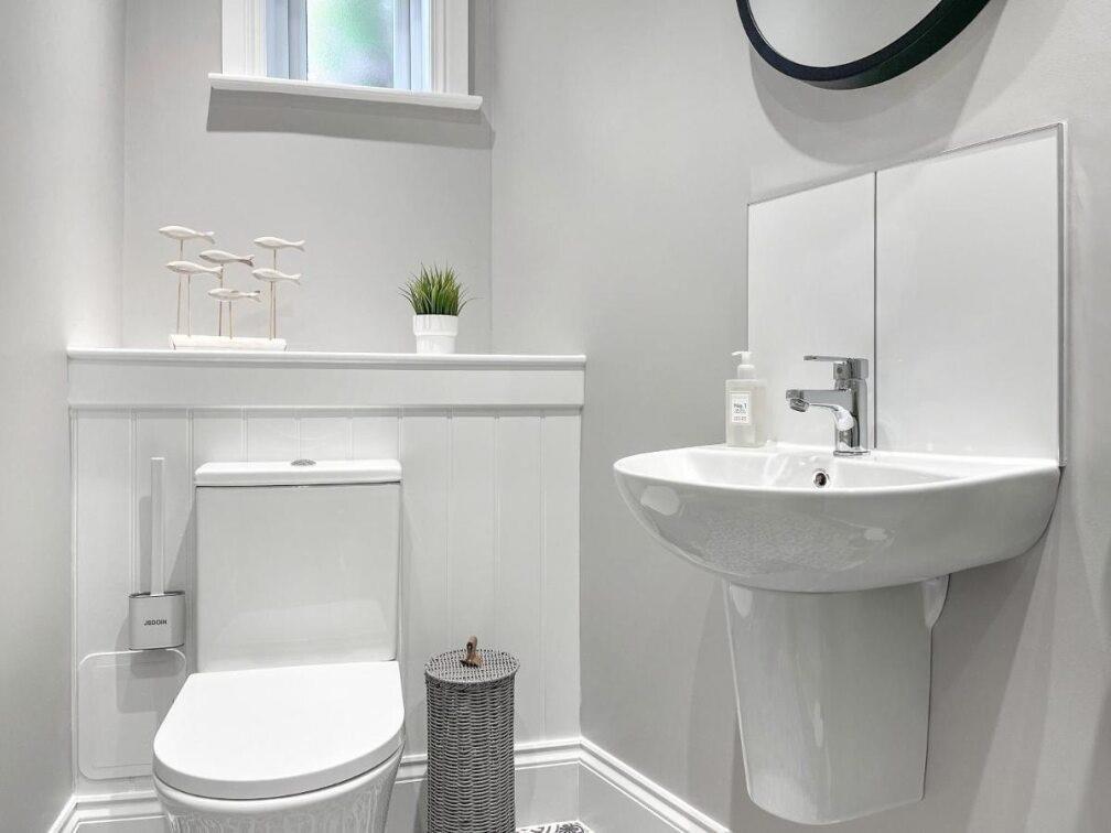 WC and sink.jpg