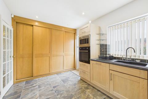 2 bedroom bungalow to rent, Aire Valley Drive, Bradley, BD20