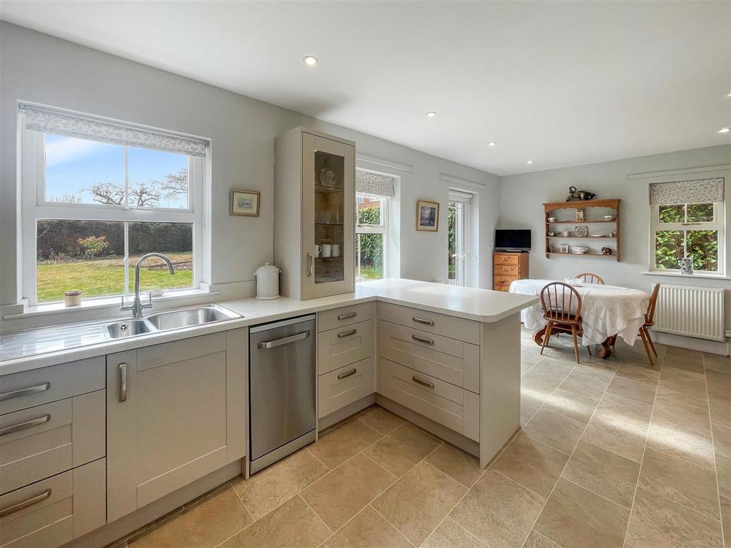 Kitchen2.jpg