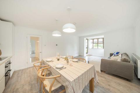 3 bedroom flat for sale, Holders Hill Road, London NW4