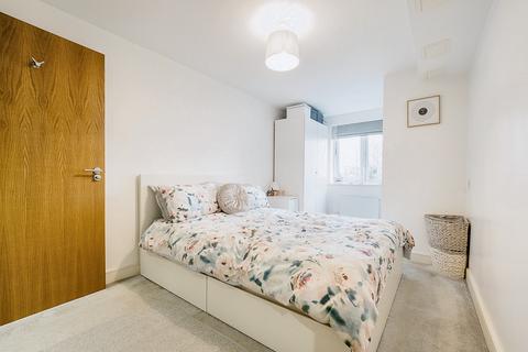32 Louisa Oakes Close, London, E4 8AS