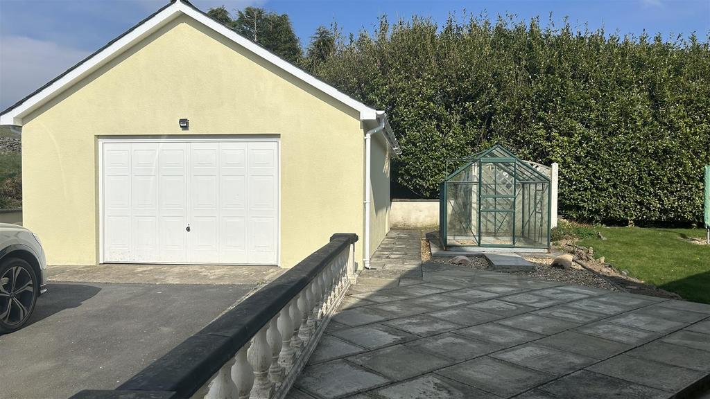 Large double garage/ workshop