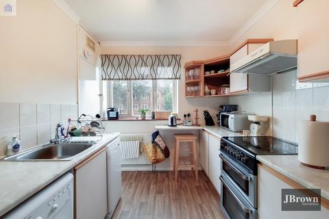 2 bedroom maisonette to rent, Ashburton Road, Croydon, Surrey, CR0