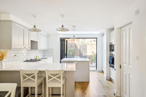 18 Lurline Gardens, London, SW11 4DP