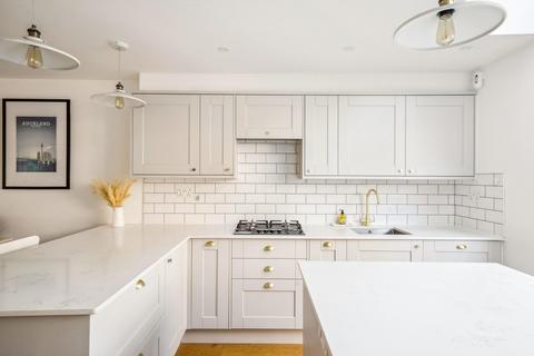 18 Lurline Gardens, London, SW11 4DP
