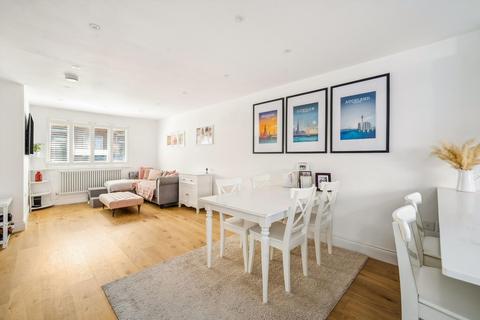 18 Lurline Gardens, London, SW11 4DP