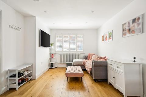 18 Lurline Gardens, London, SW11 4DP