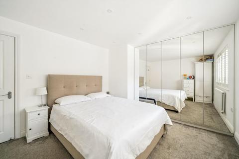 18 Lurline Gardens, London, SW11 4DP