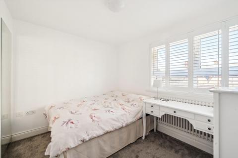 18 Lurline Gardens, London, SW11 4DP