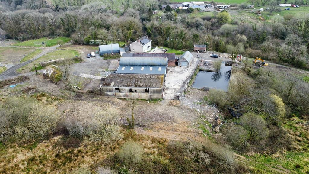 Outbuildings & Yard