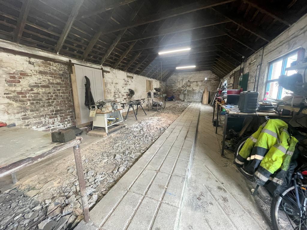 Outbuildings & Yard