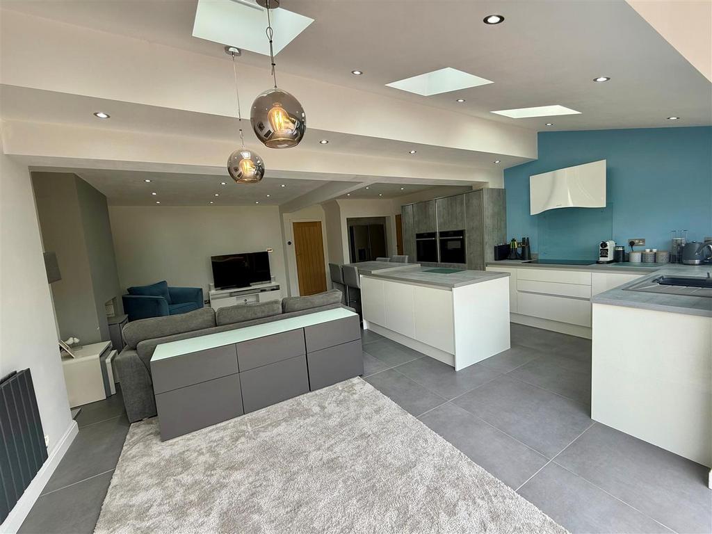 WR57 Kitchen Dining.jpg