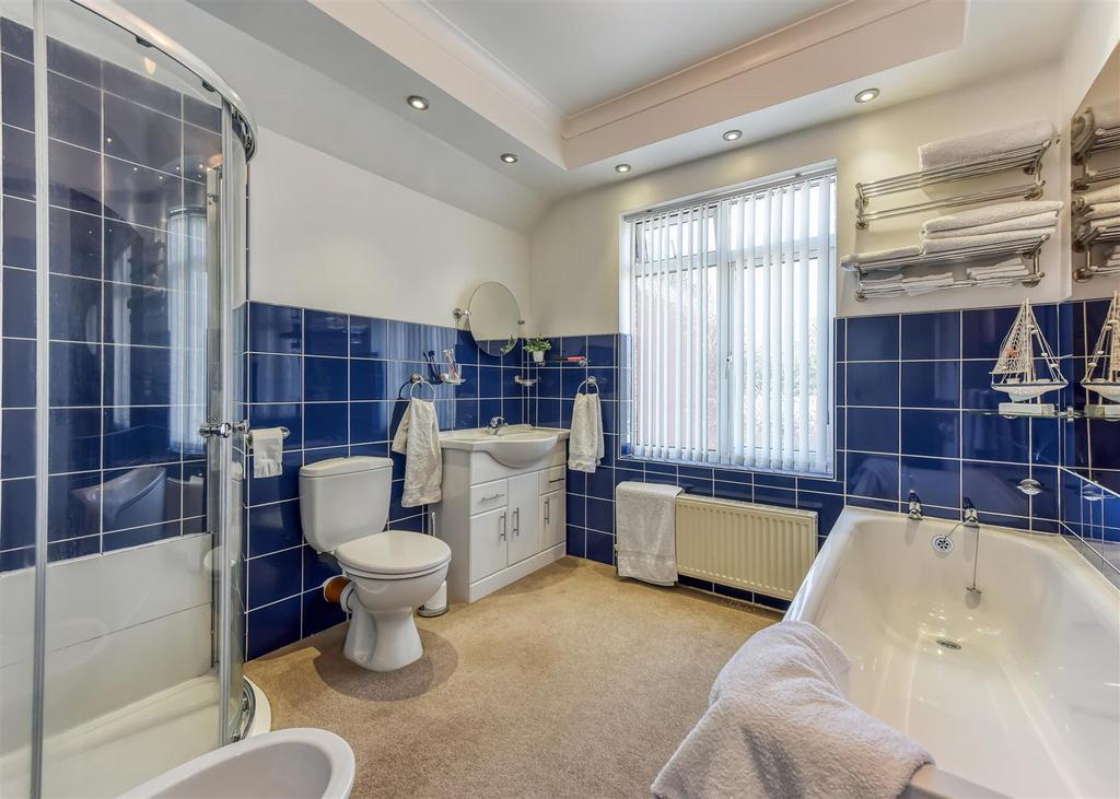 57 Queens Road-bathroom.jpg