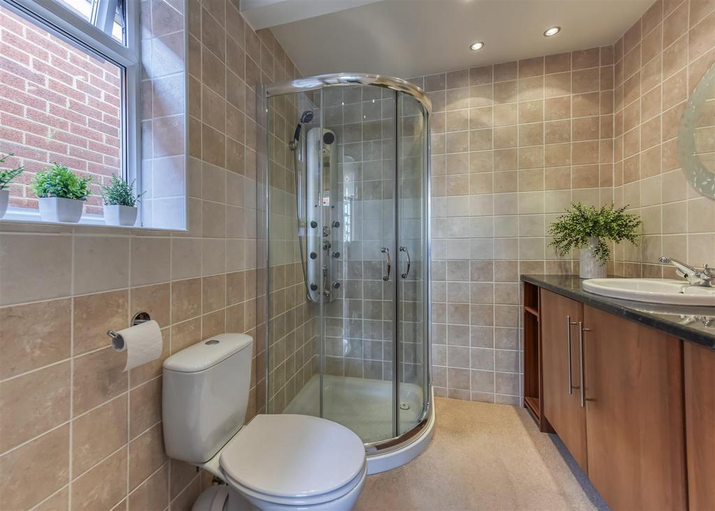 57 Queens Road-bed1 ensuite.jpg