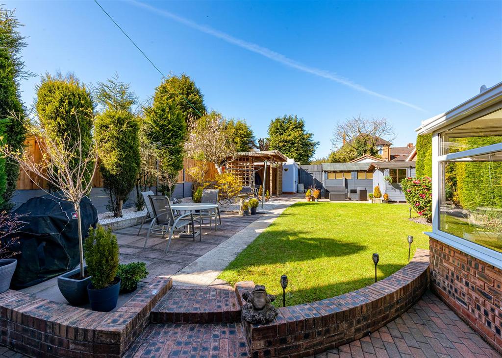 57 Queens Road-garden1.jpg