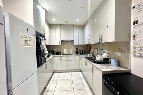7 bedroom semi-detached house to rent, Woodfield Road, Hounslow TW4
