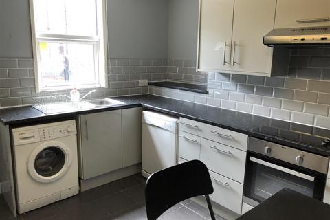 5 bedroom terraced house to rent, Ridgeway Terrace, Woodhouse, Leeds, LS6 2HU