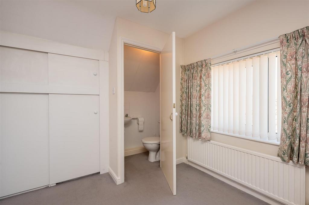 Bedroom 2 / en suite