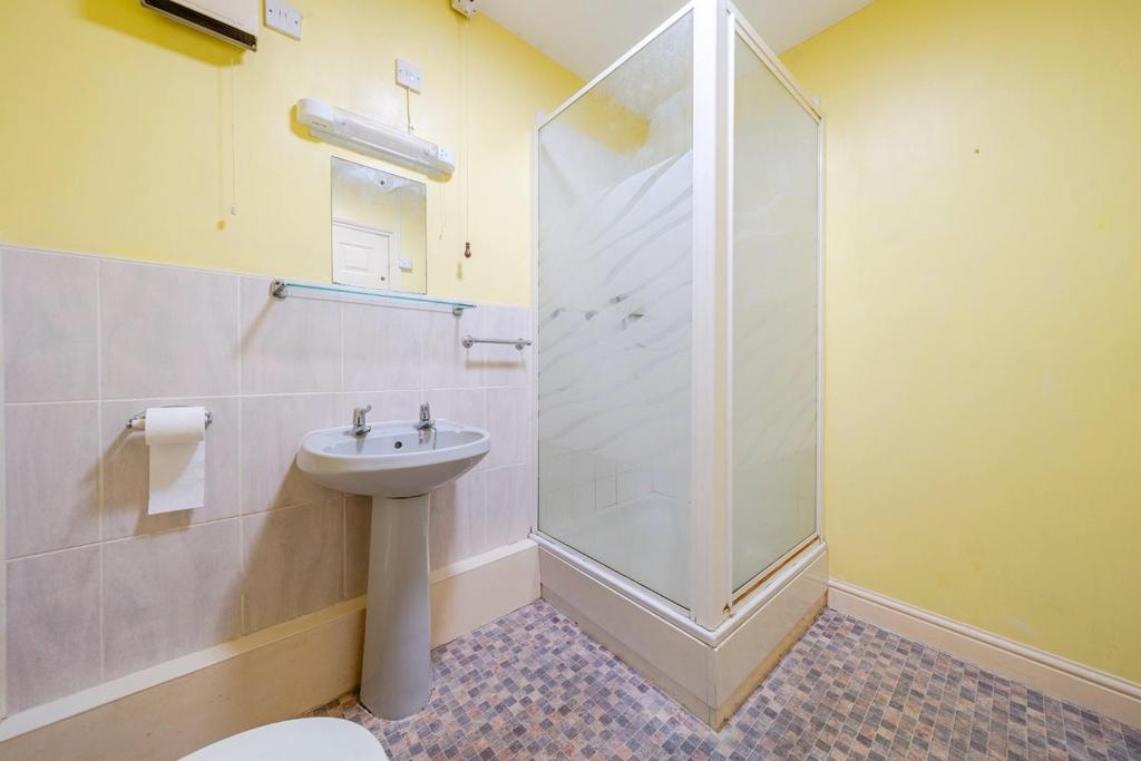 SHOWER ROOM.jpg