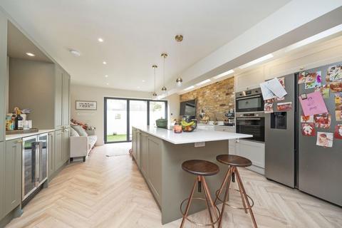 2 Forthbridge Road, London, SW11 5NY
