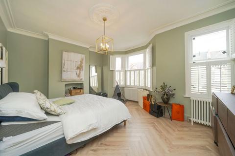 2 Forthbridge Road, London, SW11 5NY