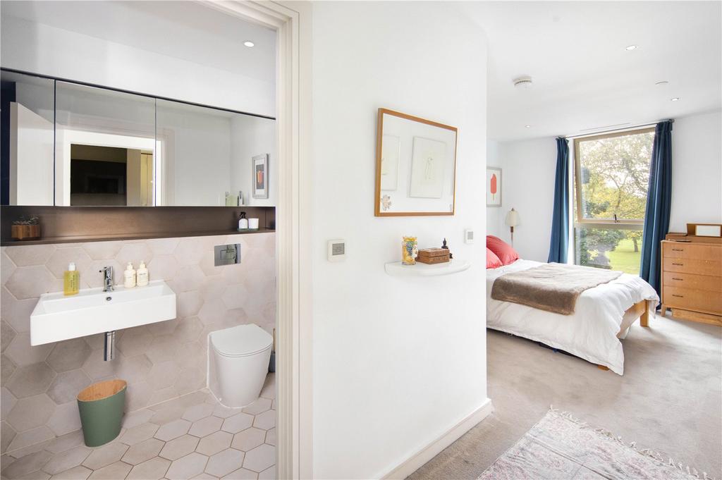 Bedroom/Bathroom