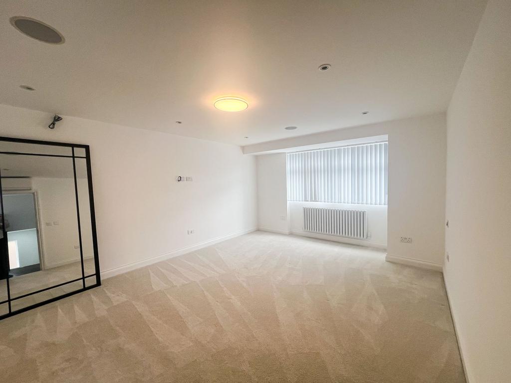 Lyndhurst Rise IG7