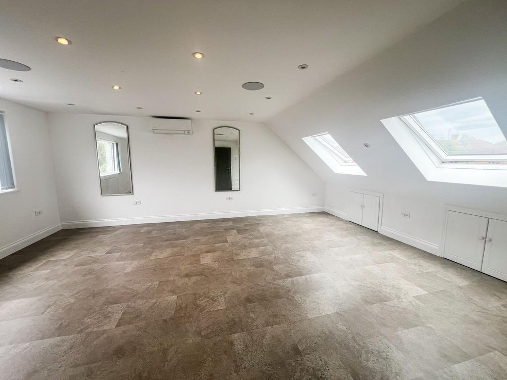 Lyndhurst Rise IG7
