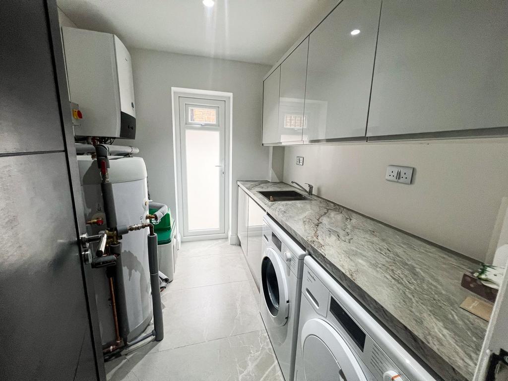 Lyndhurst Rise IG7