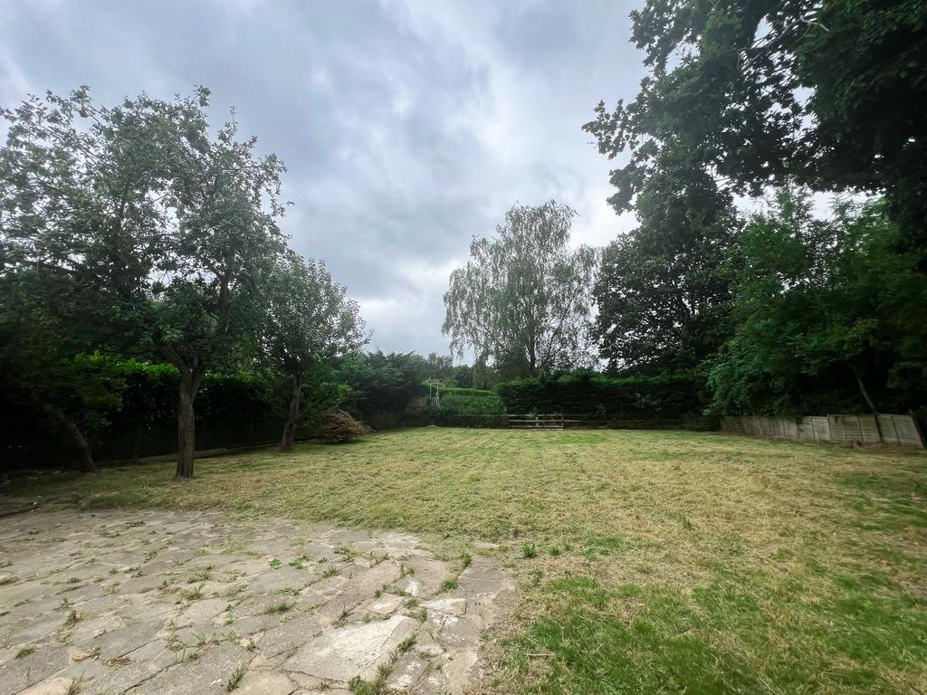 Lyndhurst Rise IG7