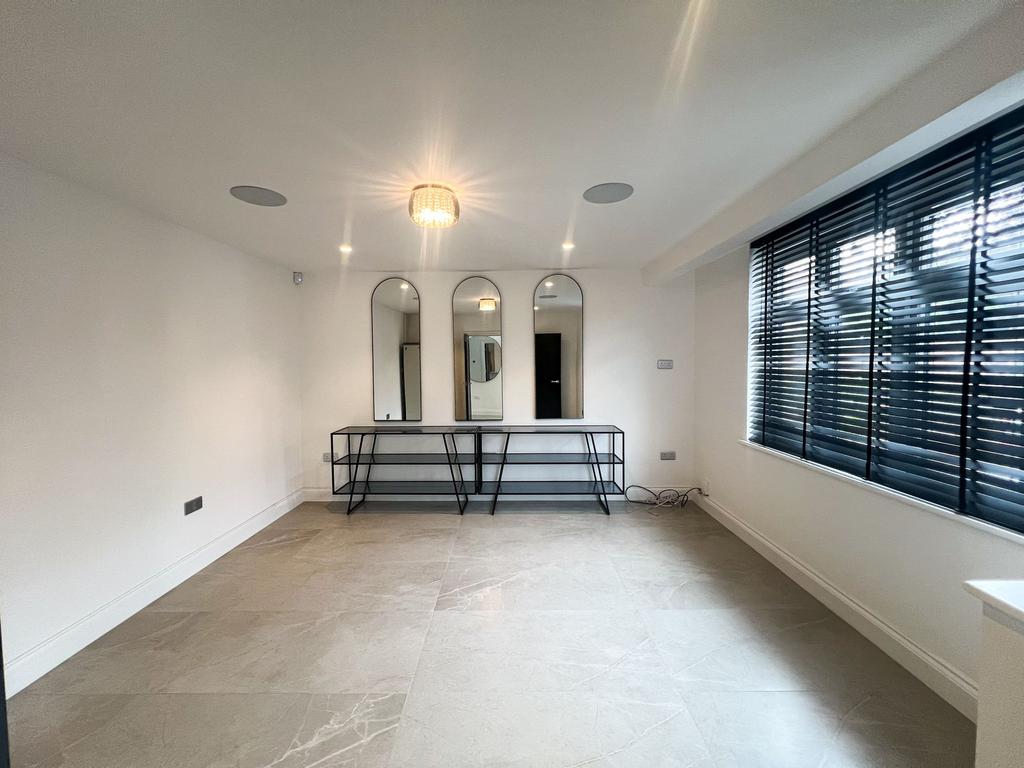 Lyndhurst Rise IG7