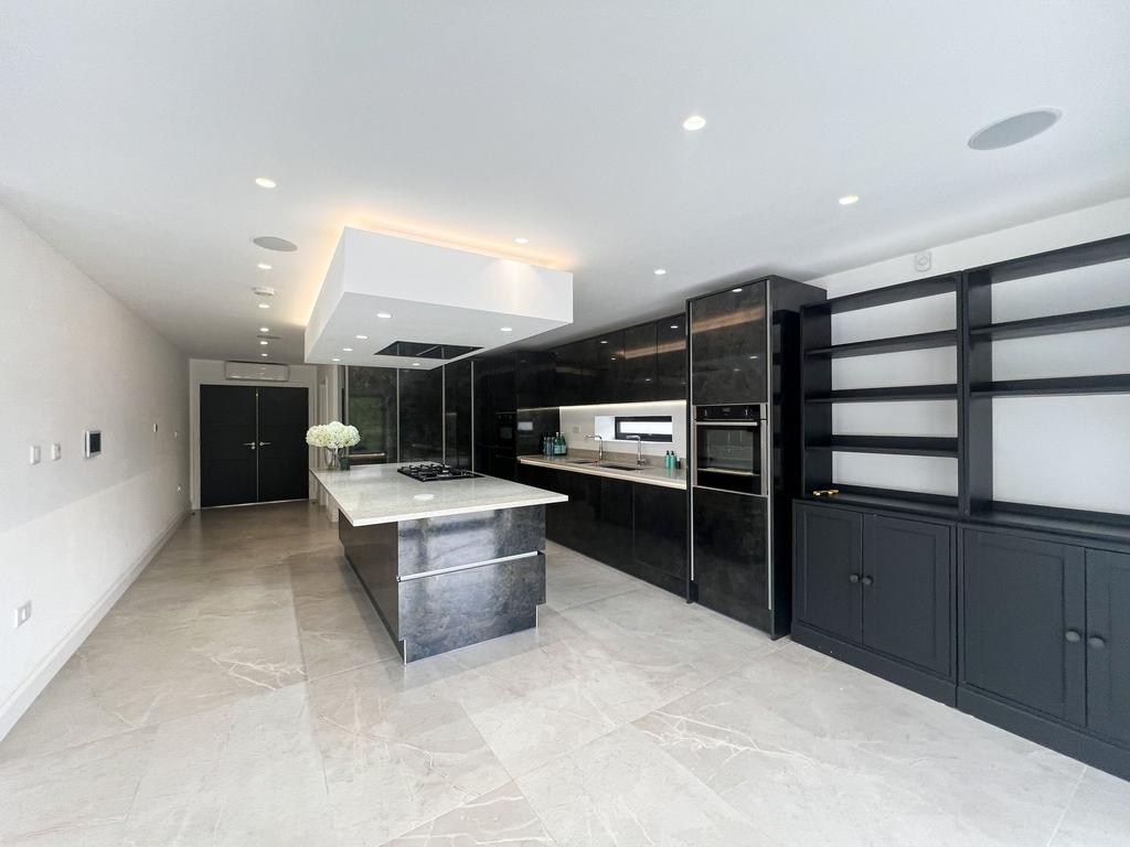Lyndhurst Rise IG7