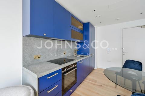 Studio to rent, Douglass Tower, Goodluck Hope, London, E14