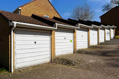 2 bedroom flat for sale, Bond Road, Rainham,