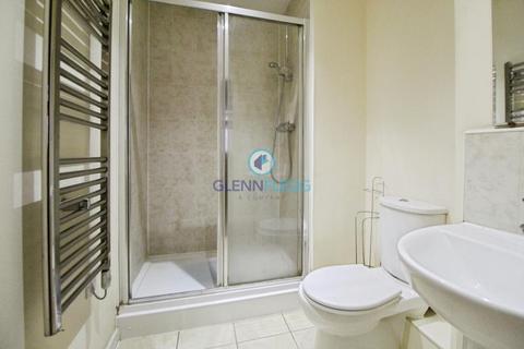 2 bedroom flat to rent, Grays Place, Slough