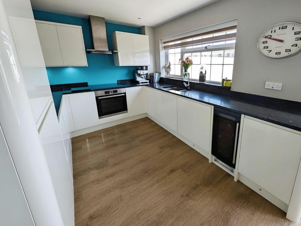 B299311a-kitchen.jpg