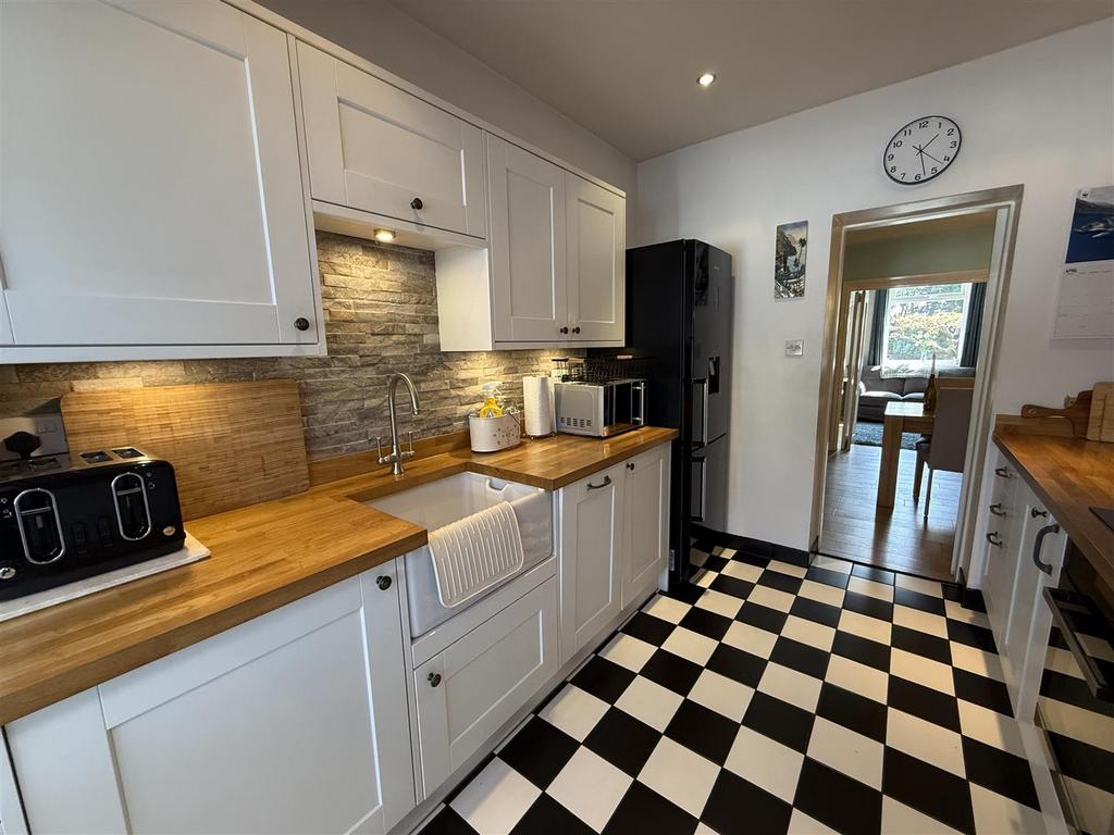 OPEN PLAN LOUNGE &amp; KITCHEN