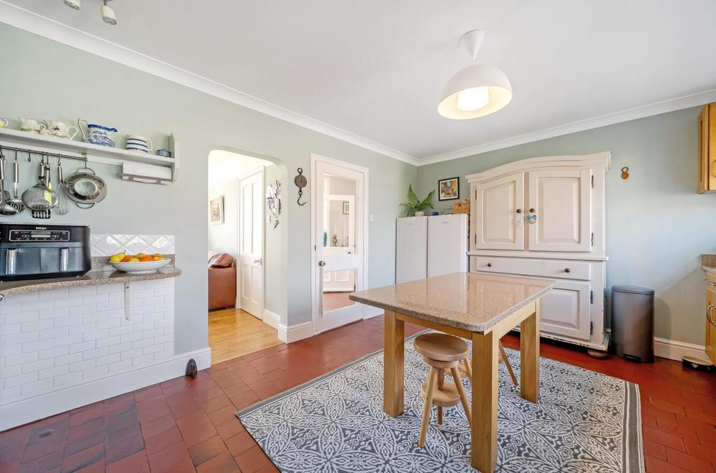 Kitchen (2).JPG