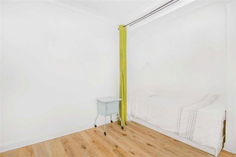 Studio to rent, Lancaster Terrace, London W2