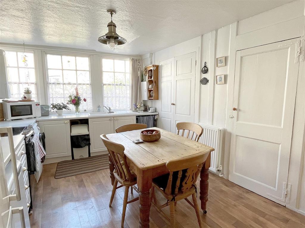 Kitchen 2.jpg