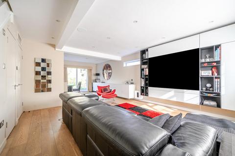 18 Laurel View, London, N12 7DT