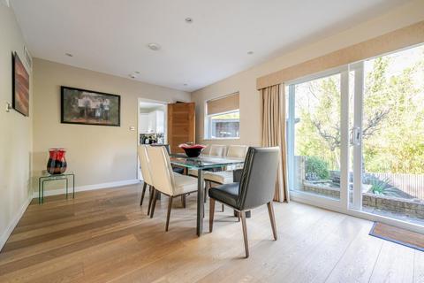 18 Laurel View, London, N12 7DT