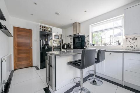 18 Laurel View, London, N12 7DT