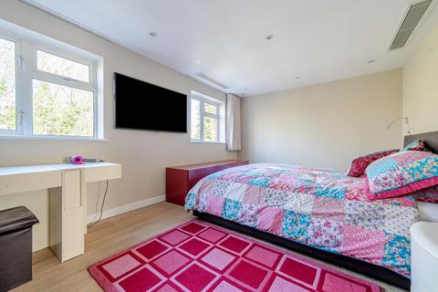 18 Laurel View, London, N12 7DT