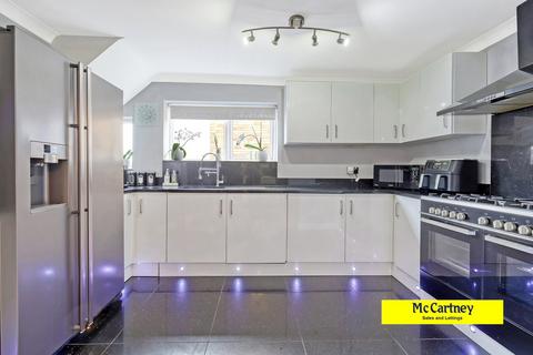 8 Crossways, Chelmsford, CM2 9EP