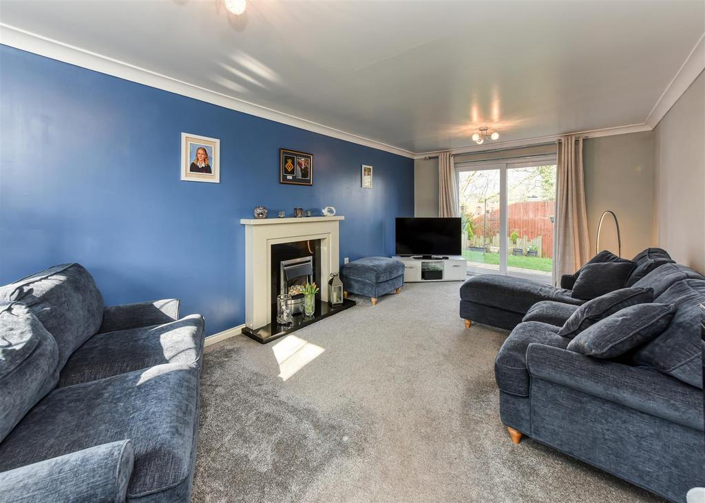 8 Oaklands-Living Room (2).jpg