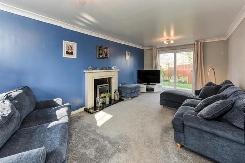 8 Oaklands, Wombourne, Wolverhampton, WV5 0AJ